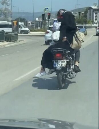 Bursa’da tehlikeli yolculuklar Bursa’da motosiklet ve otomobillerdeki tehlikeli yolculuklar kameralara yansıdı.