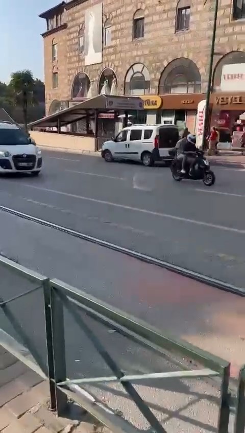 Bursa’da ters şeritten giden hafif ticari araç kameralarda