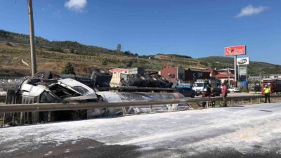 Bursa’da tır refüje devrildi: 1 yaralı