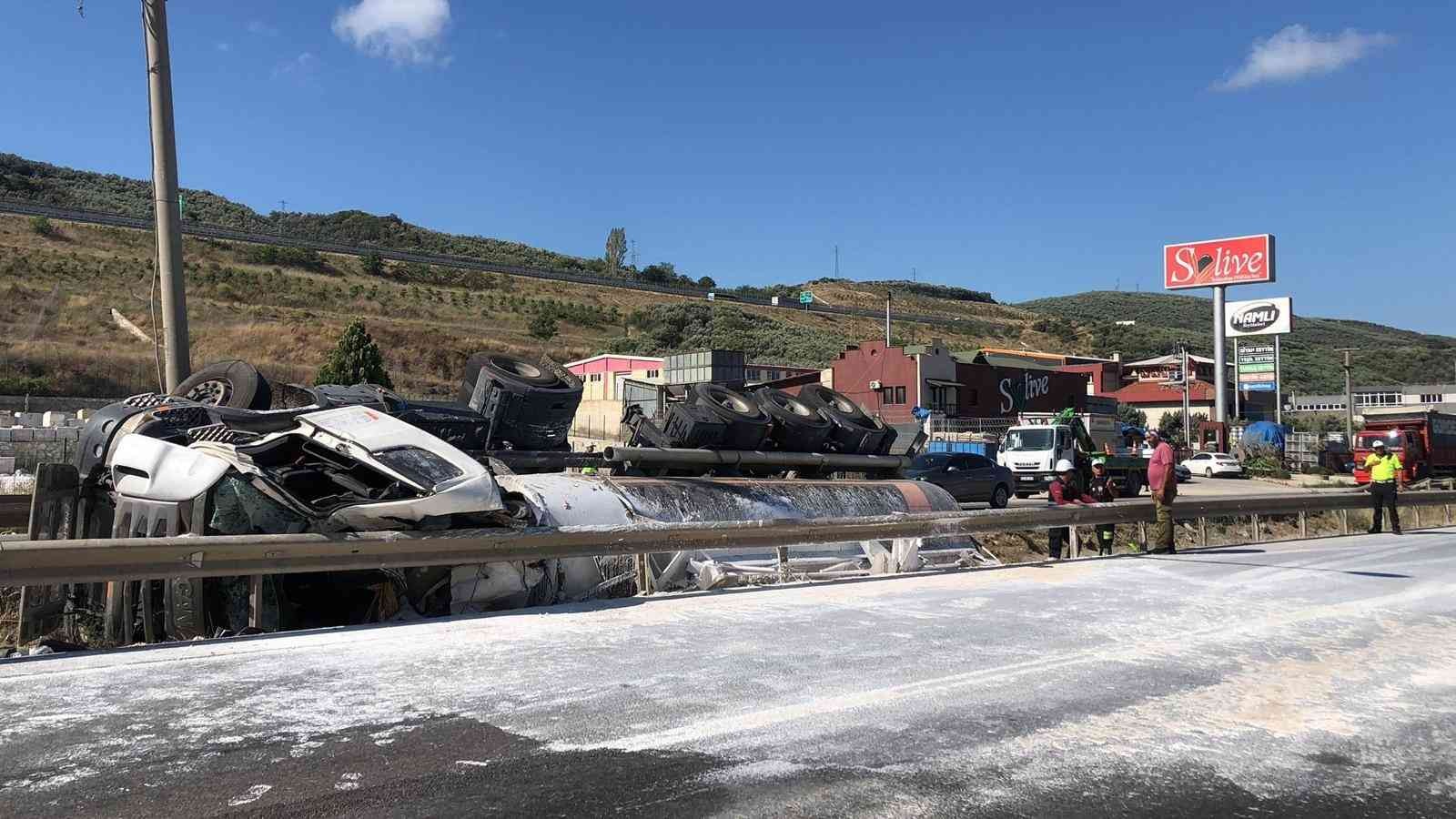 Bursa’da tır refüje devrildi: 1 yaralı