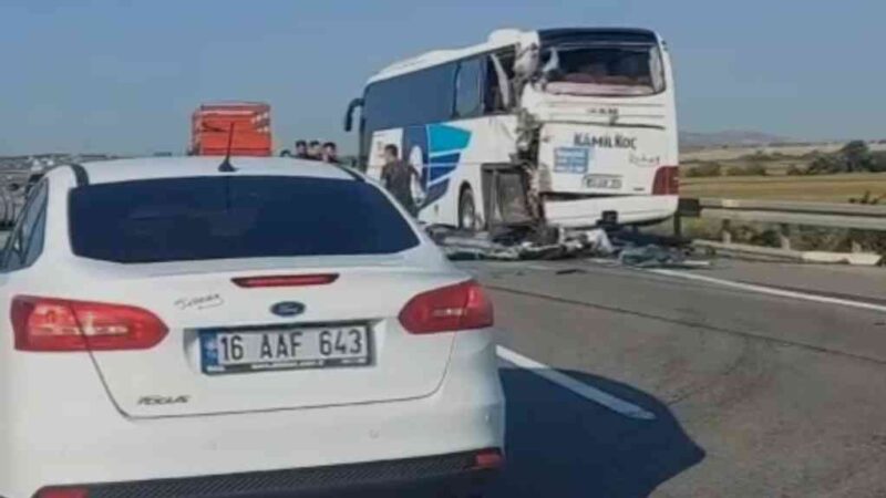 Bursa’da yakıt tankeri otobüse çarptı, facianın eşiğinden dönüldü Bursa’da yolcu otobüsüne yakıt tankeri çarptı. Otobüste bulunan yolcuların ölümden