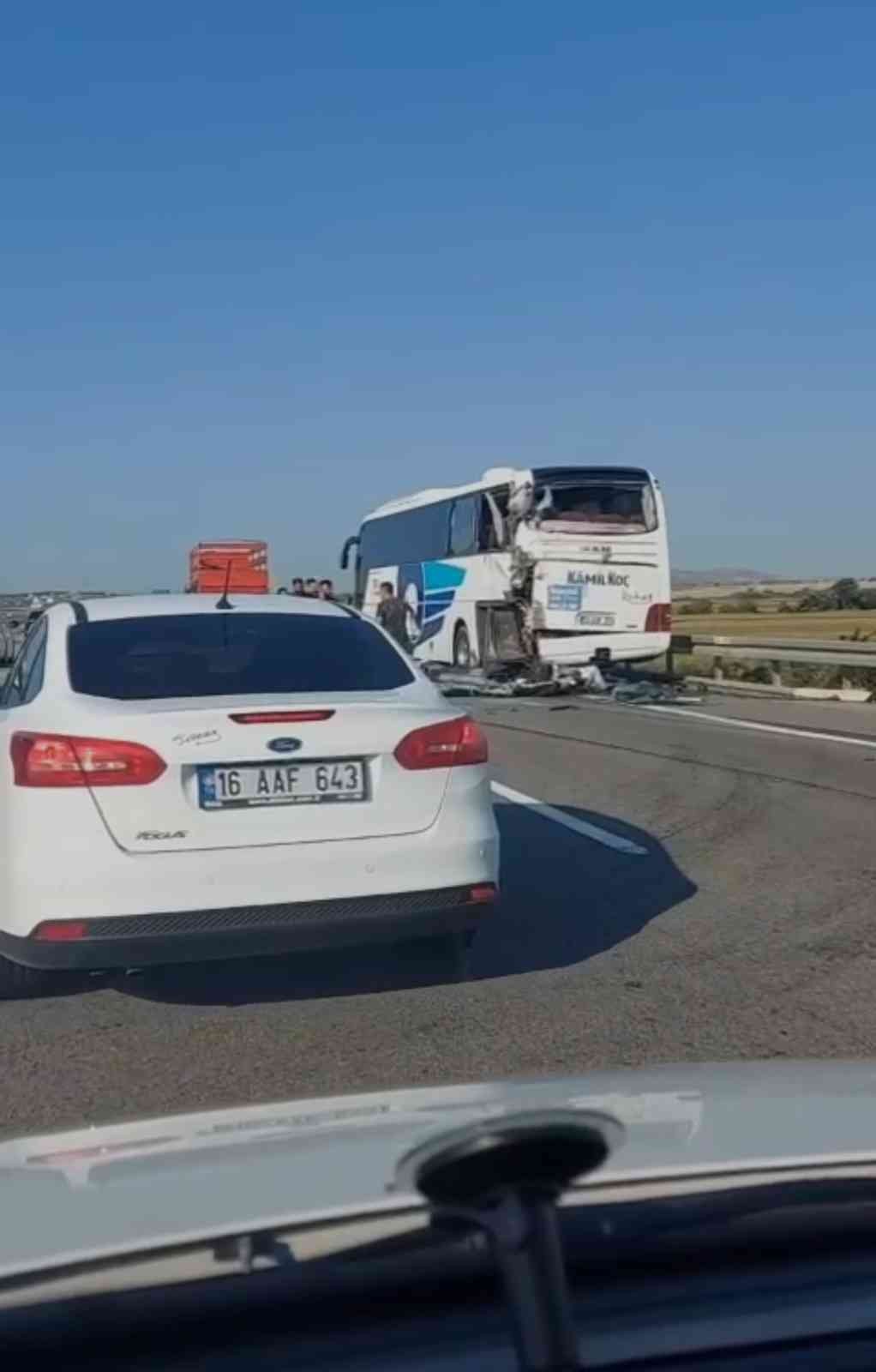 Bursa’da yakıt tankeri otobüse çarptı, facianın eşiğinden dönüldü