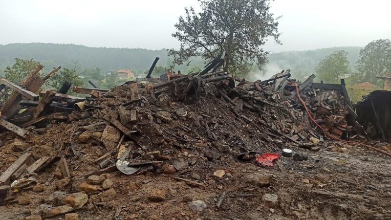 Bursa’da 3 kişilik aile evsiz kaldı! Bursa’nın Mustafakemalpaşa ilçesinde çıkan yangında, 3 kişinin yaşadığı ev alevlere