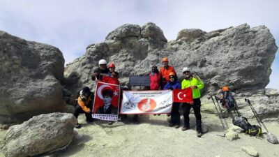 Bursalı dağcılar, İran’da bulunan 5 bin 610 metre yüksekliğindeki Demavent