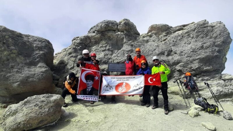 Bursalı dağcılar, İran’da bulunan 5 bin 610 metre yüksekliğindeki Demavent