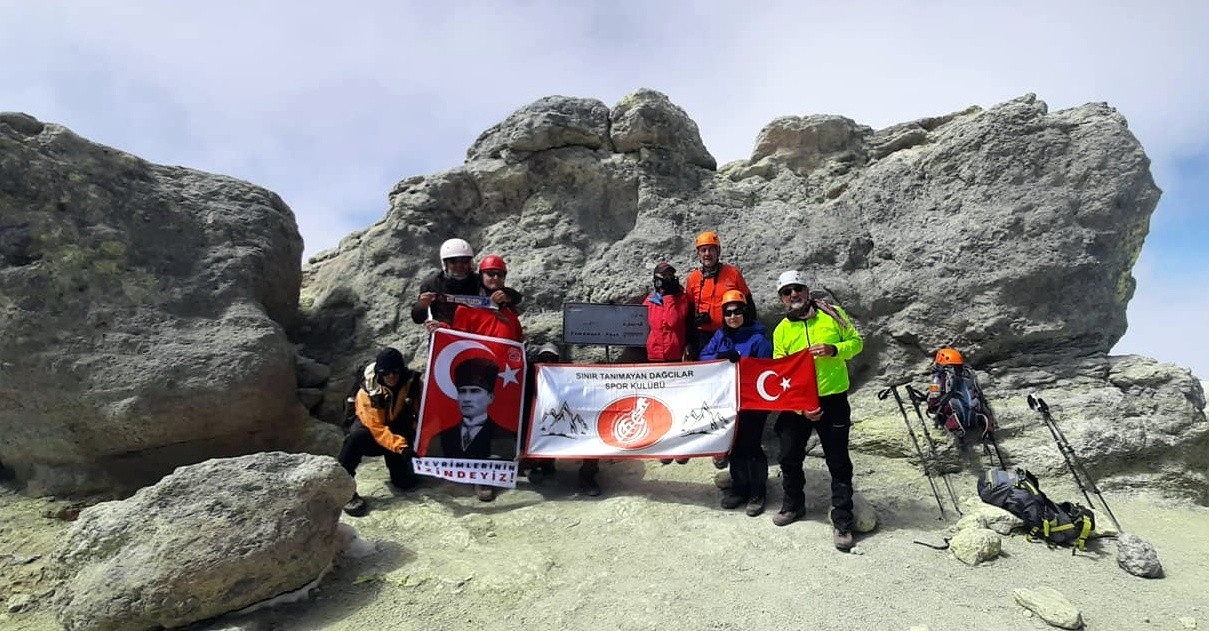 Bursalı dağcılar İran’ın en yüksek dağında! 1 bursali dagcilar iranin en yuksek daginda turk bayragi dalgalandirdi a1f2b5e