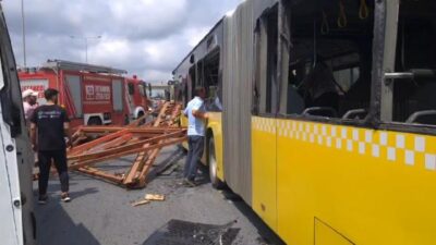 Kamyondaki demirler otobüse düştü: Çok sayıda yaralı