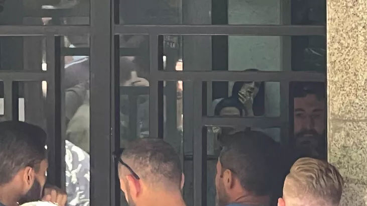 Bankadan parasını çekmek isteyen müşteri, çalışanları rehin aldı