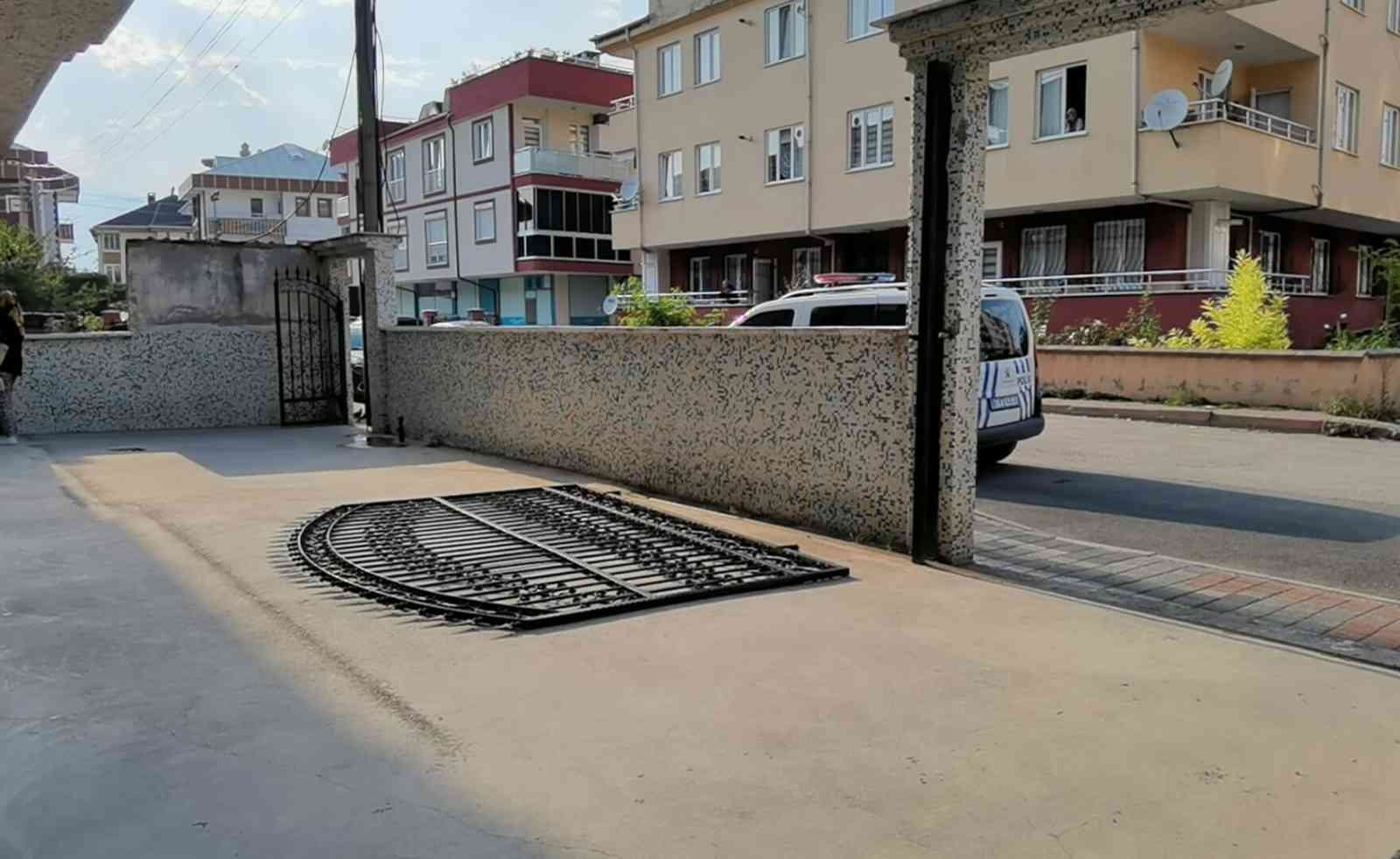 Bursa’da kahreden olay! Demir kapının altında kalan çocuk…