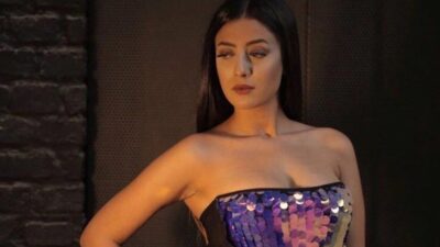 Mahalle düğününde sırt ve göğüs dekolteli kıyafet giydi! Olay oldu!