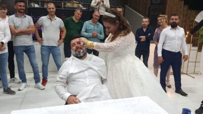 Bursa’da düğünde berber damada gelinden sakal tıraşı