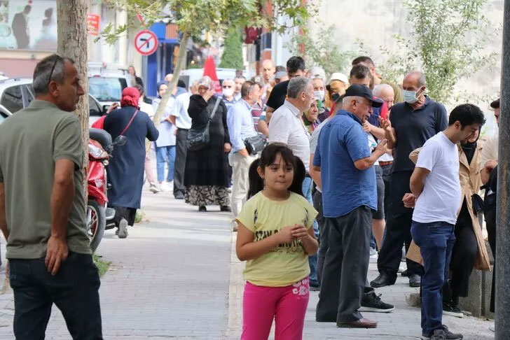 Son gün 31 Ağustos! Metrelerce kuyruk oluştu