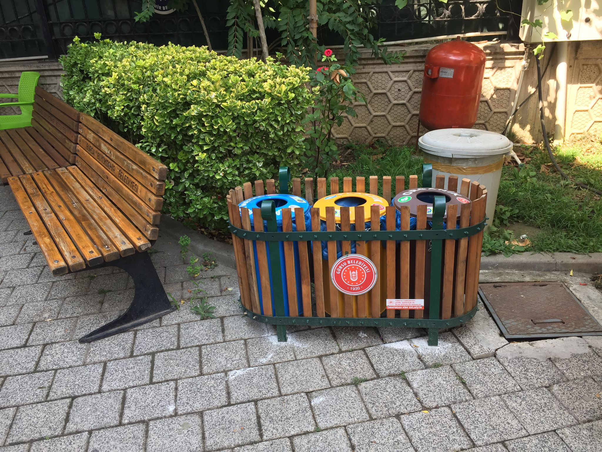 Gürsu’nun camileri geri dönüşüm kent mobilyalarıyla donatılıyor