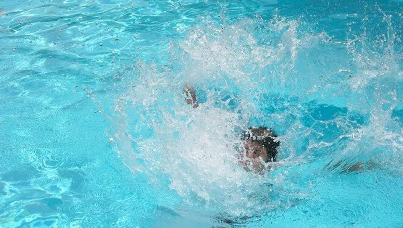 6 yaşındaki çocuk otel havuzunda boğuldu