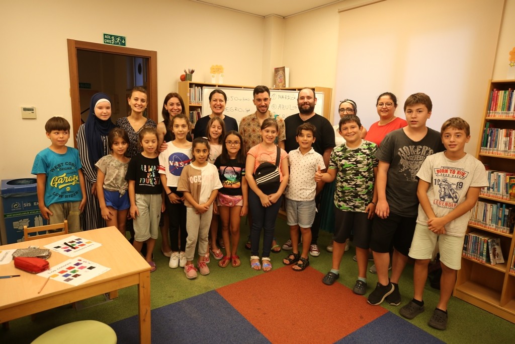 ispanyol yazar niluferli kitap kurtlariyla bulustu 1e4daae