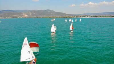 İznik Gölü’nde rüzgara karşı kıyasıya mücadele başladı