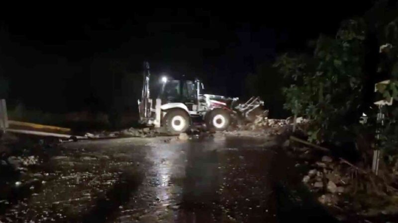 Bursa’nın İznik ilçesinde sağanak yağmur sele neden oldu. Caddeler ve