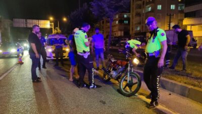 Bursa’da motosiklet traktöre çarptı!