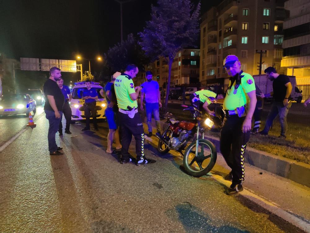 Bursa’da motosiklet traktöre çarptı!