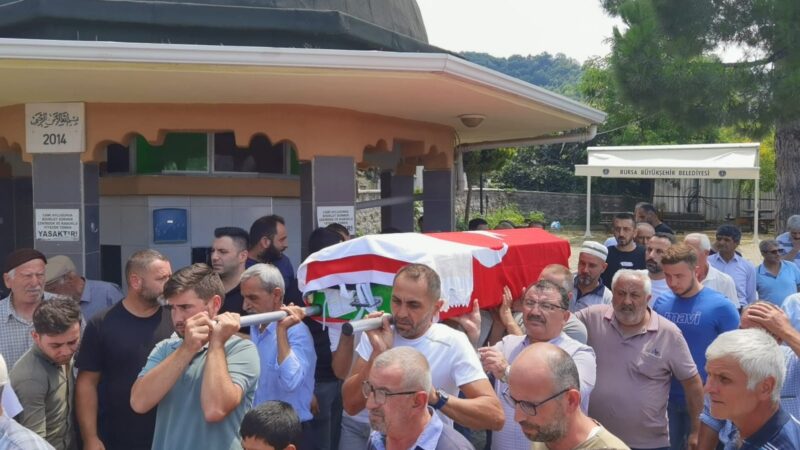 Bursa’da kazada ölen 3 kişi gözyaşlarıyla defnedildi Bursa’nın Yenişehir ilçesinde tır ile otomobilin çarpışması sonucu meydana gelen