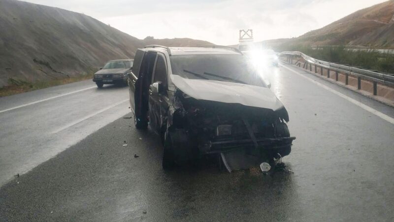 Bursa’nın Karacabey ilçesinde meydana gelen trafik kazasında kontrolden çıkan kamyonet,