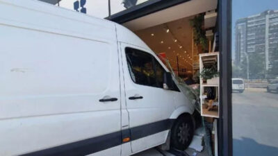 Kamyonet, otomobile çarpıp mağazaya girdi