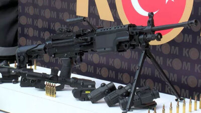 Silah kaçakçılığı operasyonunda çakarlı araç ve sahte Meclis kartı!