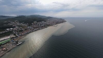 Bursa’da sahil renk değiştirdi!
