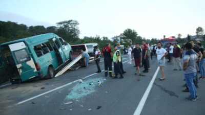 Yolcu minibüsü ile otomobil çarpıştı: 17 yaralı
