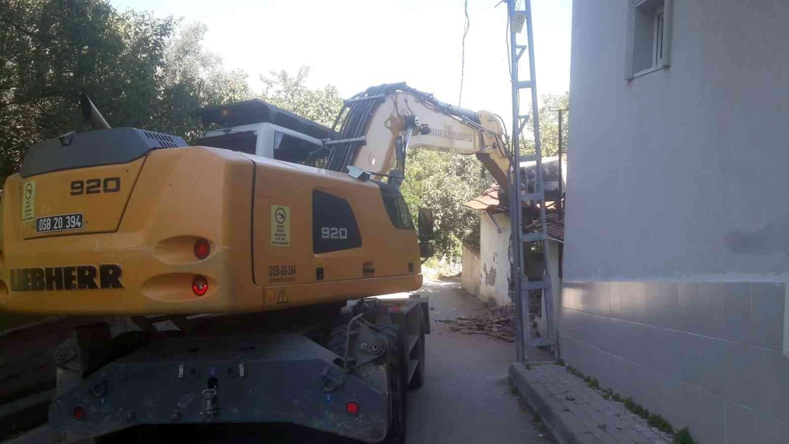 Osmangazi’de metruk binalar huzur ve güvenlik için yıkılıyor