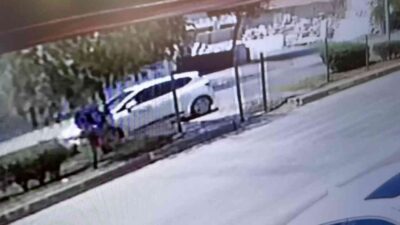 Bursa’da otomobilin çarptığı motosikletli yaralandı, kaza anı kameraya yansıdı