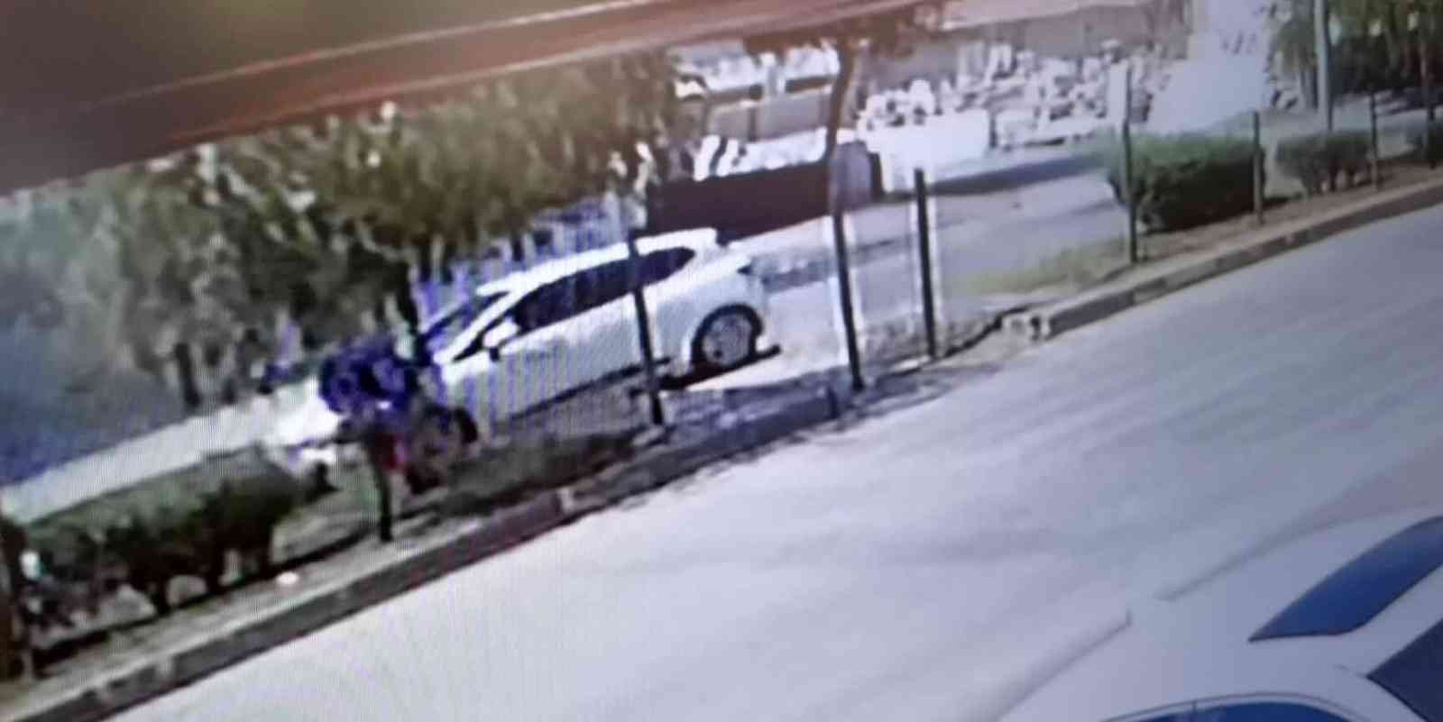 Bursa’da otomobilin çarptığı motosikletli yaralandı, kaza anı kameraya yansıdı