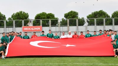 Bursasporlu futbolcular 30 Ağustos Zafer Bayramı’nı kutladı