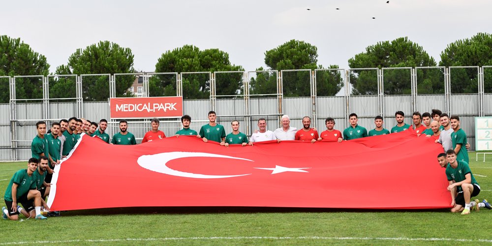 Bursasporlu futbolcular 30 Ağustos Zafer Bayramı’nı kutladı