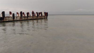 Bursa’da sağanak yağış denizin rengini değiştirdi