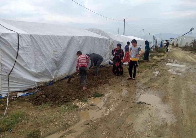Bursa’da sağanak yağmur sonrası 300 kişi tahliye edildi Bursa’da sağanak yağış sonrası mevsimlik işçilerin çadırlarını su bastı. Olay