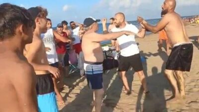 Plajda şortunu indiren iki kişiye meydan dayağı