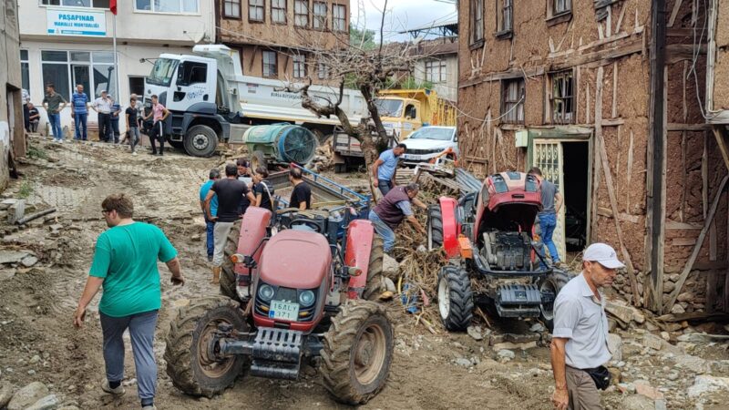 Bursa’dan kahreden haber! Hastanede yaşamını yitirdi Orhangazi’nin Paşapınar Mahallesi’nde sel sularıyla sürüklendikten sonra vatandaşlar tarafından kurtarılarak