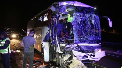Yolcu otobüsü TIR’a arkadan çarptı: 1 ölü, 43 yaralı