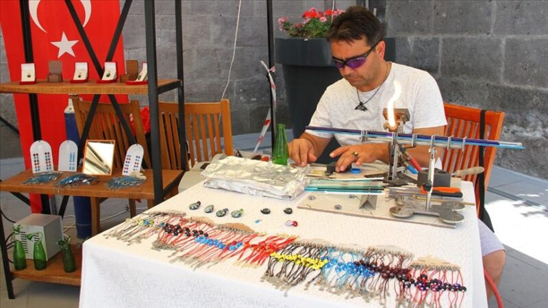 Mersin'de 25 yıldır cam sanatı ustalığı yapan Nihat Tellioğlu, çöpe