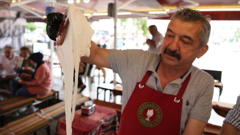 Süt, şeker, salep ve meyan kökü kullanılarak hazırlanan Görele dondurması,