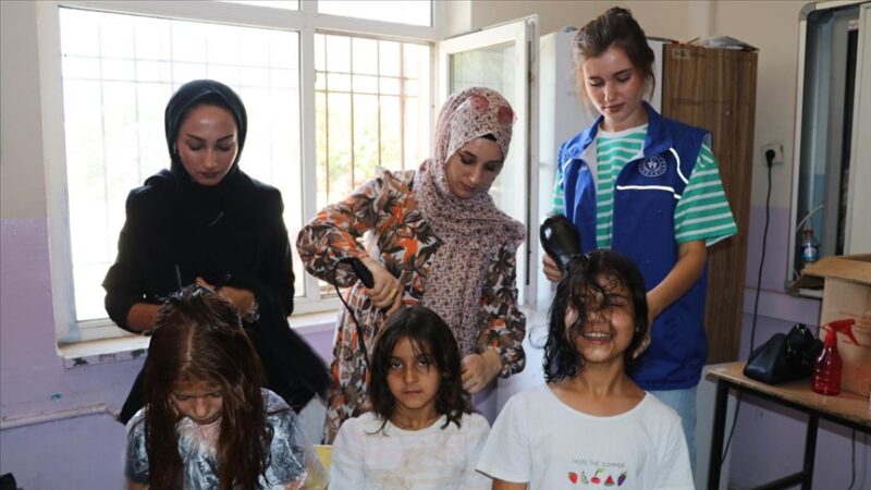 Kursta eğitim alan gençler, eğitmenleri ile Balpınar beldesinin Segirkan Mahallesi'nde