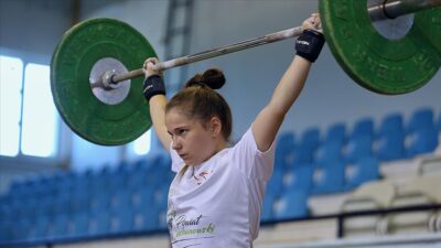 Lösemiyi yenip Avrupa şampiyonu olan milli halterci başarısıyla gururlandırıyor