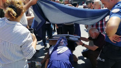 Otomobilin altında kalan Zeynep’i, aracı havaya kaldırarak kurtardılar