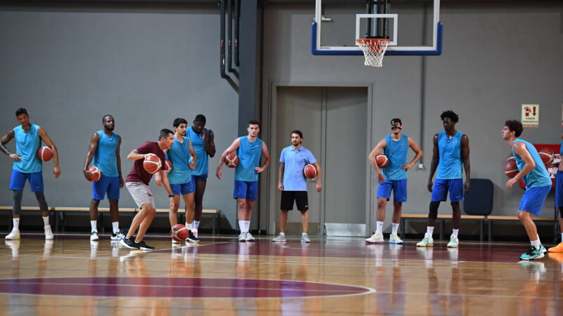 TOFAŞ Basketbol Takımı'nda 2022-2023 sezonu hazırlıkları koç Dimitros Priftis yönetiminde