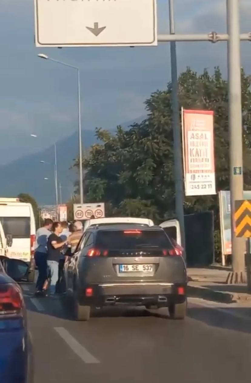 Bursa’da trafikte yol verme tartışması kamerada