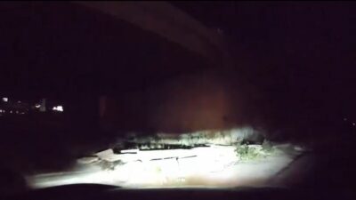 Bursa’da viraja hızlı giren otomobil köprü duvarına çarptı