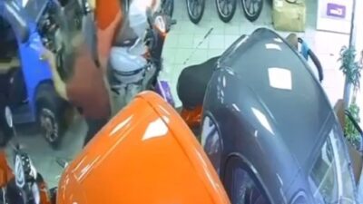 Bursa’da viteste unutulan motosiklet, mağazada böyle harekete geçti