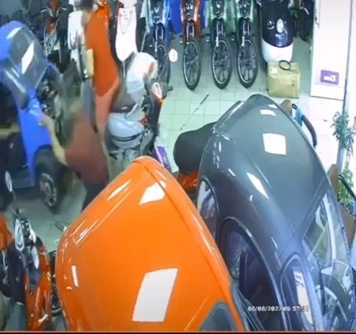 Bursa’da viteste unutulan motosiklet, mağazada böyle harekete geçti