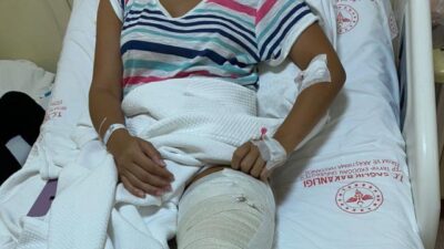 Denizde yüzen genç kızın bacağına yorgun mermi isabet etti